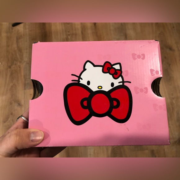 New In Box Hello Kitty Converse - Picture 2 of 7